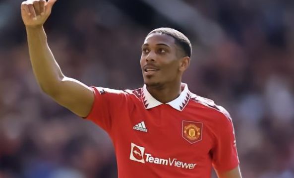 她在经过施 她在经过施