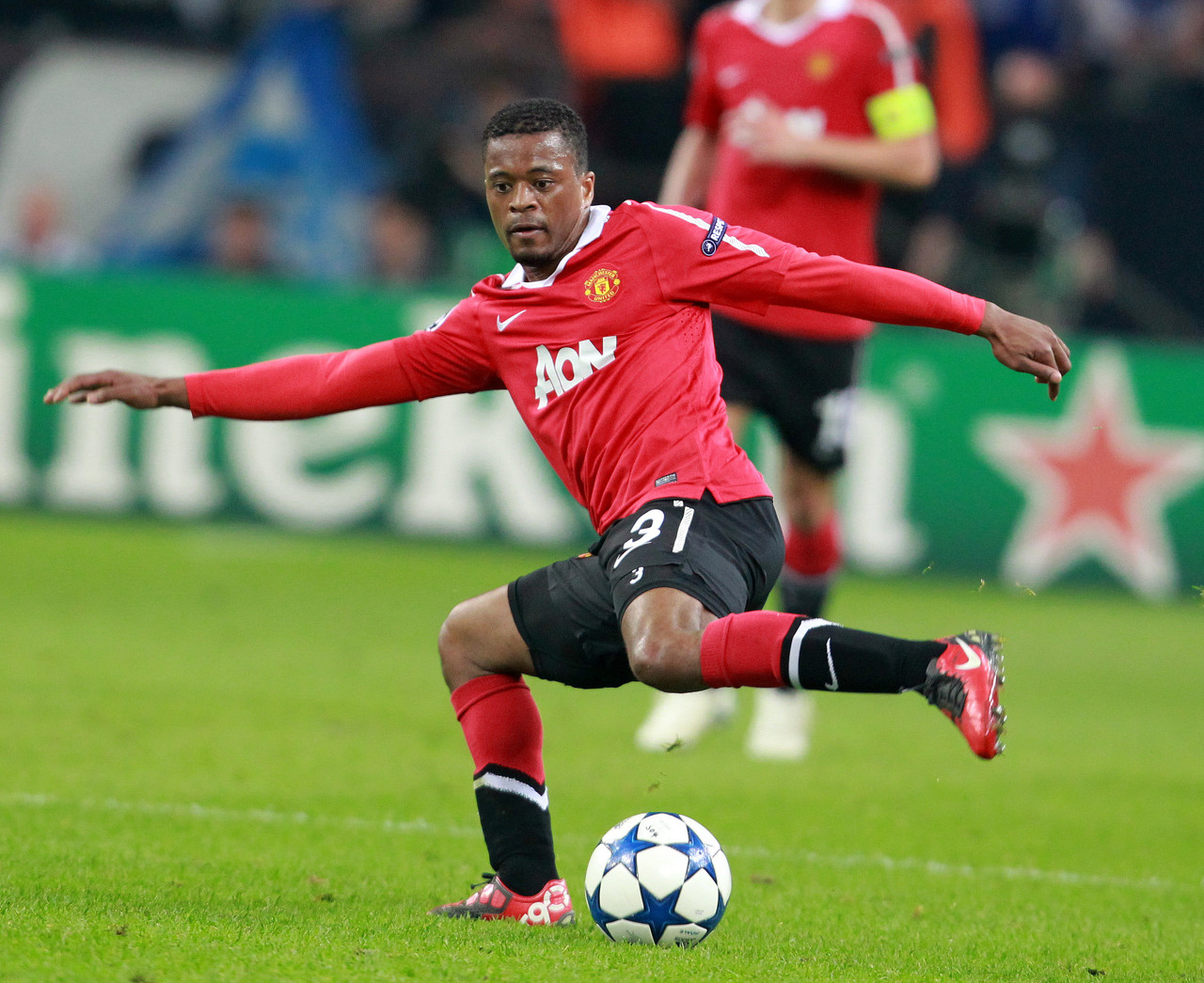 却以他在场 却以他在场